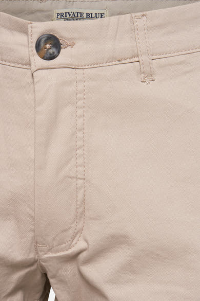 Short beige by Private Blue, avec une fermeture boutonnée apparente et une texture subtile.