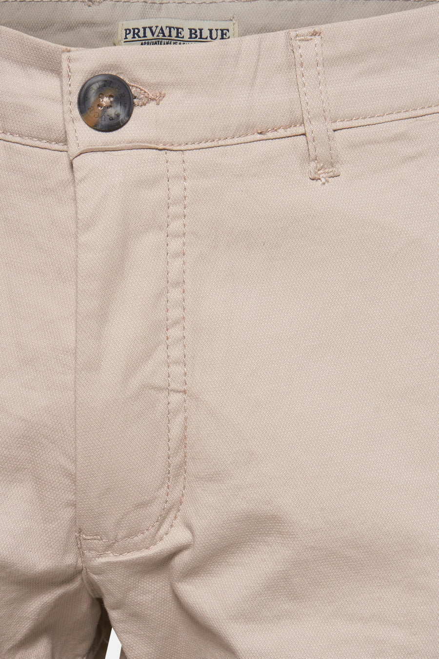 Short beige by Private Blue, avec une fermeture boutonnée apparente et une texture subtile.