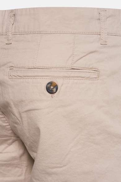 Short beige en coton by PRIVATE BLUE avec poche boutonnée visible.