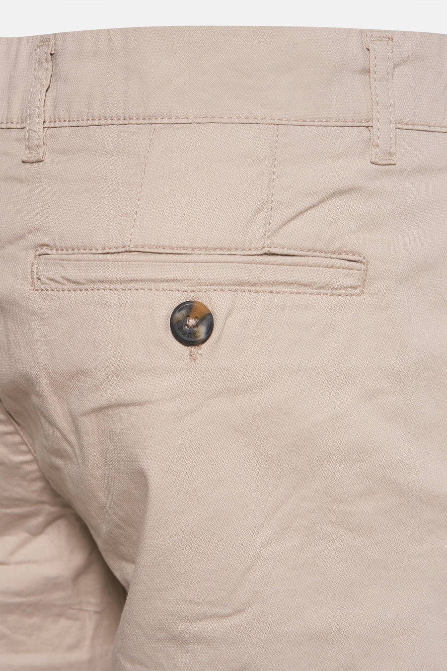 Short beige en coton by PRIVATE BLUE avec poche boutonnée visible.