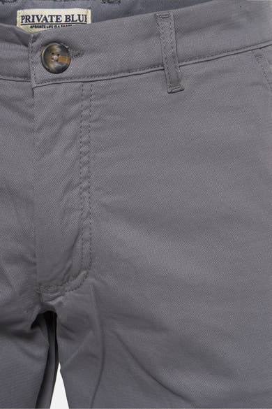 Short bleu clair de PRIVATE BLUE, avec une texture fine et une boutonnière visible.