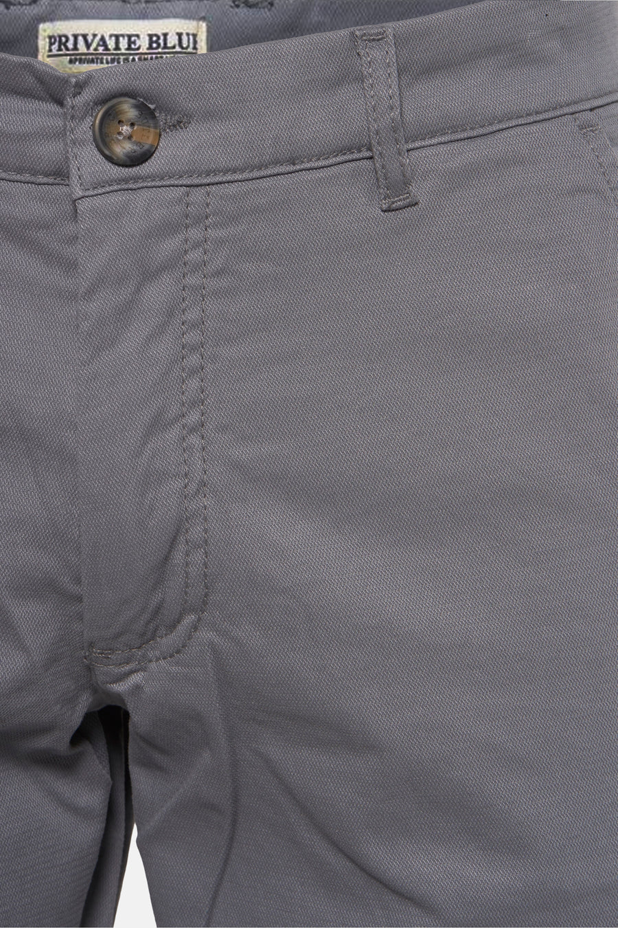 Short bleu clair de PRIVATE BLUE, avec une texture fine et une boutonnière visible.