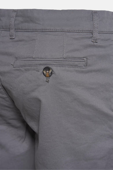 Short bleu clair de PRIVATE BLUE, détail de la poche arrière boutonnée.