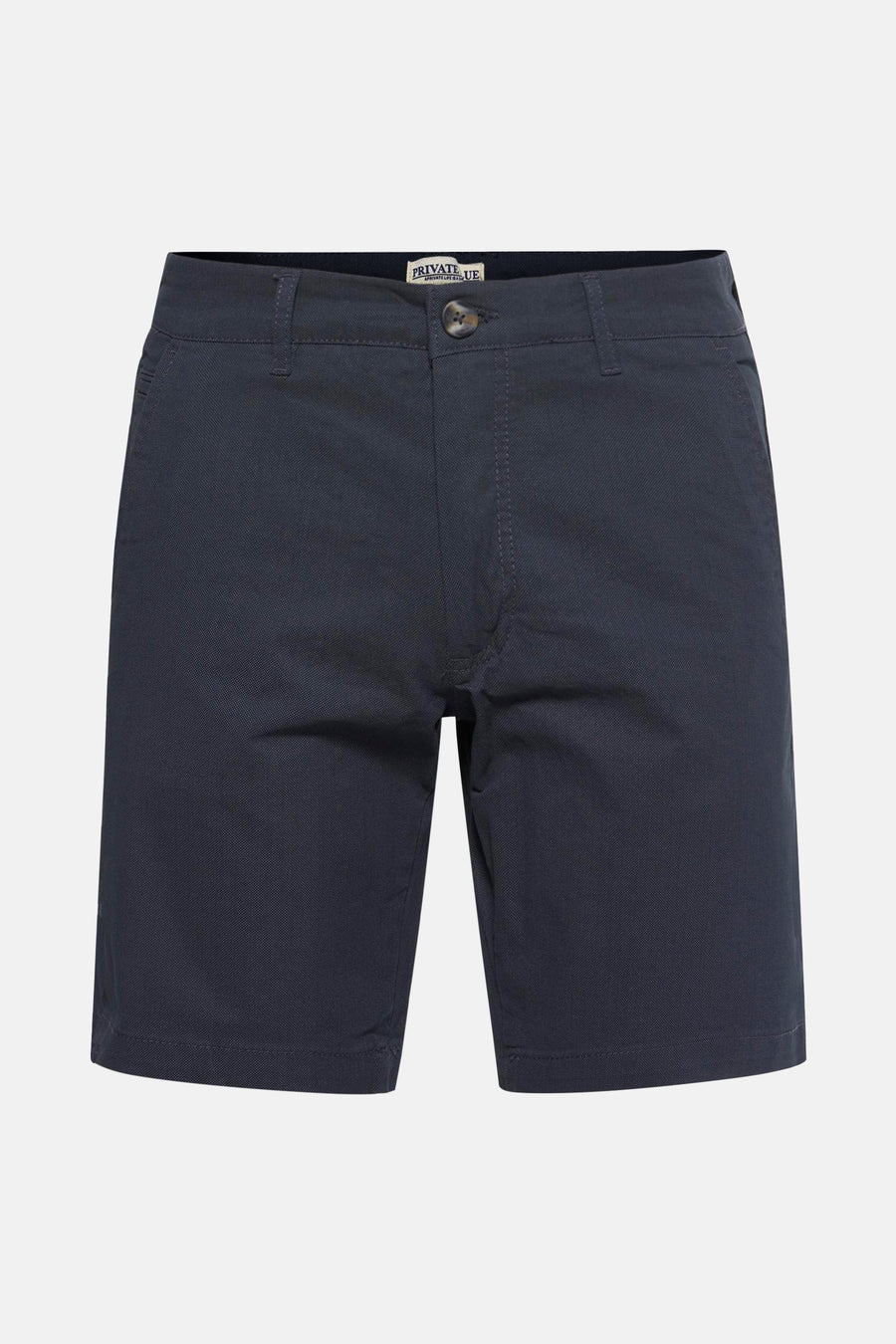 Short bleu de PRIVATE BLUE, coupe chino, avec fermeture boutonnée et poches latérales.
