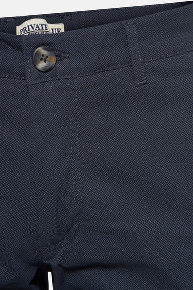 Short bleu de PRIVATE BLUE, avec bouton et détails de couture.