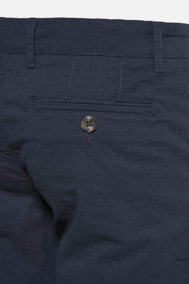 Short bleu de PRIVATE BLUE, avec une poche boutonnée à l'arrière et une texture subtile.

