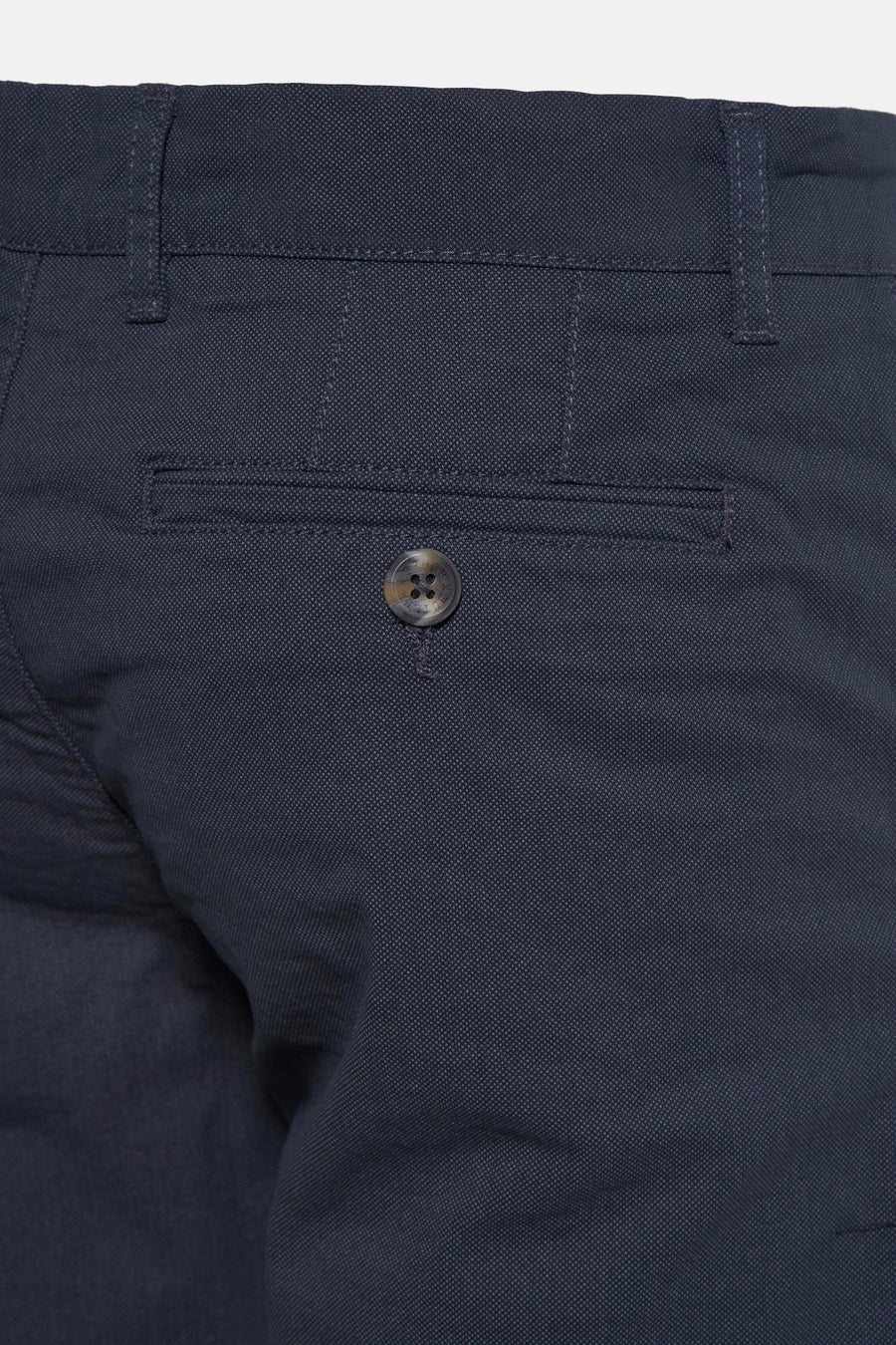 Short bleu de PRIVATE BLUE, avec une poche boutonnée à l'arrière et une texture subtile.
