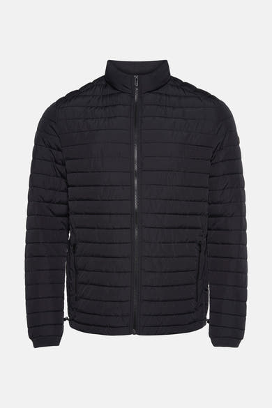 Veste courte noire de PRIVATE BLUE, matelassée avec une fermeture éclair centrée et des poches latérales zippées.