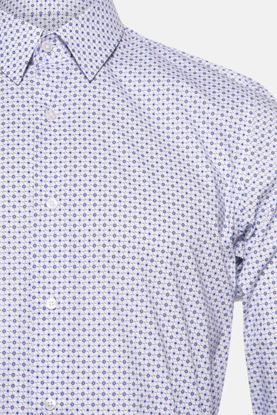 Chemise à manches longues bleue de Private Blue, à motif floral et coupe ajustée avec boutons blancs.
