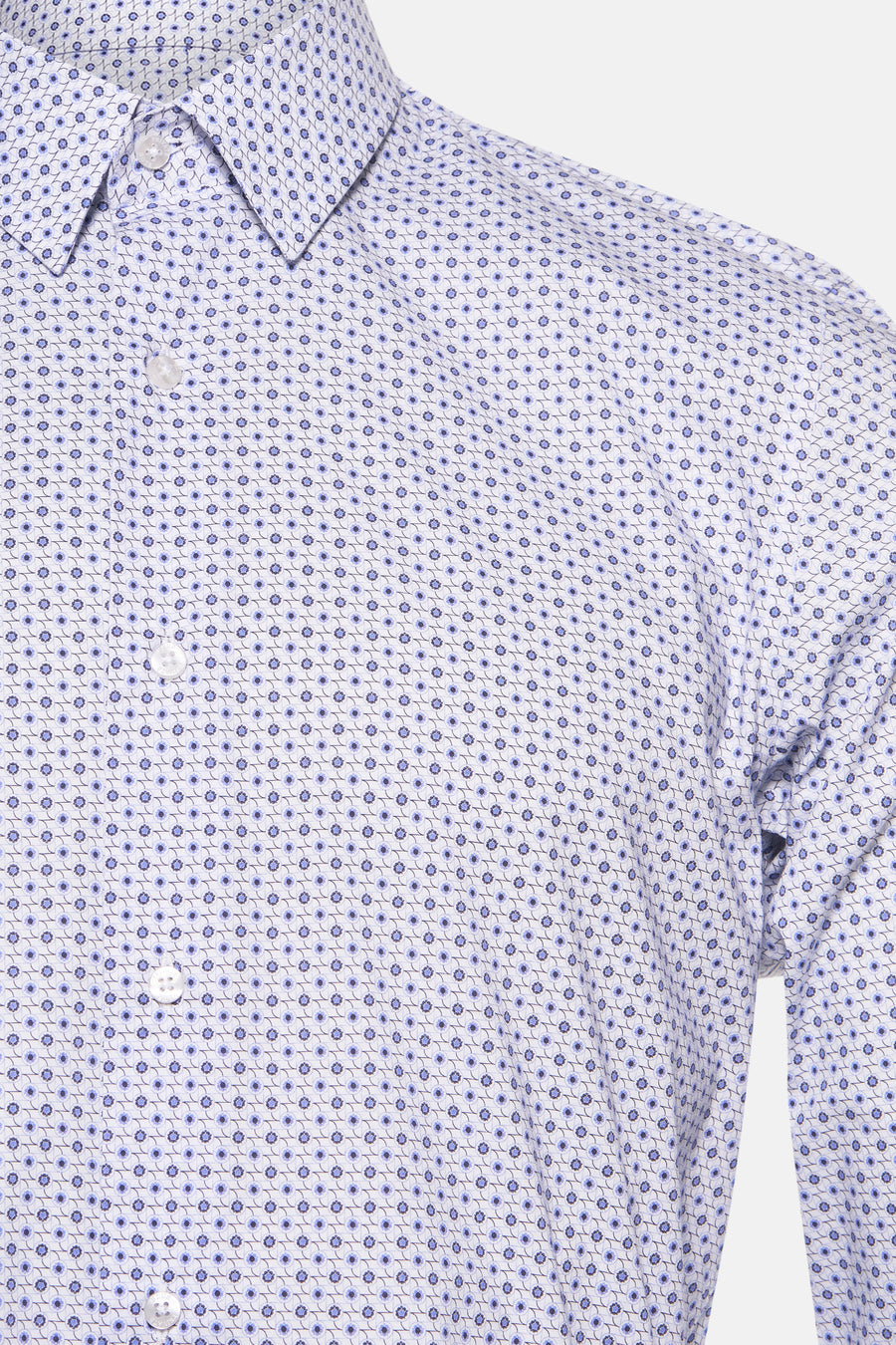Chemise à manches longues bleue de Private Blue, à motif floral et coupe ajustée avec boutons blancs.