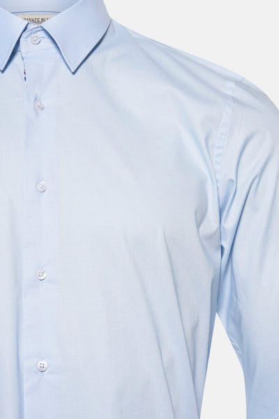Chemise à manches longues bleu de PRIVATE BLUE, avec des boutons blancs et un col classique.