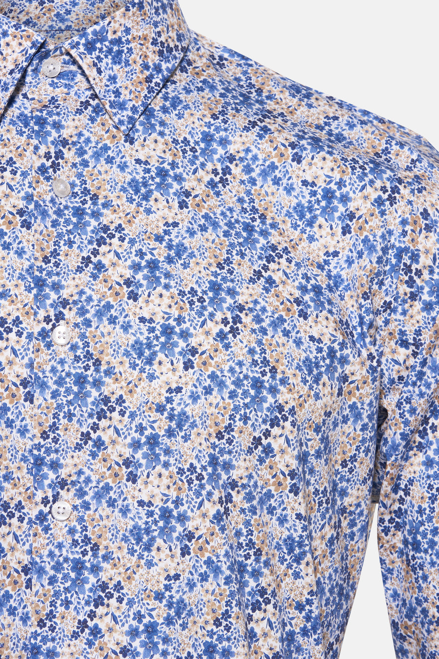 Chemise à manches longues bleue de PRIVATE BLUE avec un motif floral sur l'ensemble.