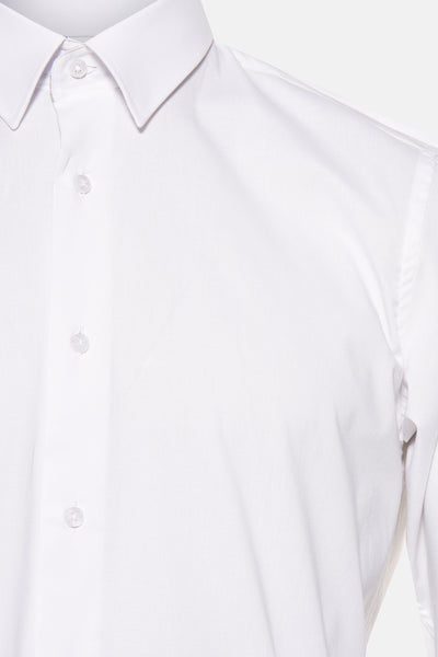 Chemise blanche à manches longues de PRIVATE BLUE, avec boutons visibles et col classique.