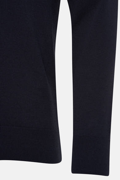 Pull à col en V bleu de PRIVATE BLUE, texture tricotée et bords côtes aux poignets.