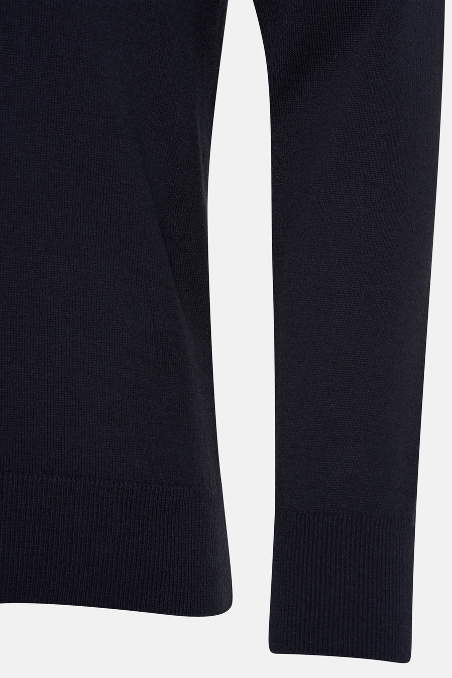 Pull à col en V bleu de PRIVATE BLUE, texture tricotée et bords côtes aux poignets.