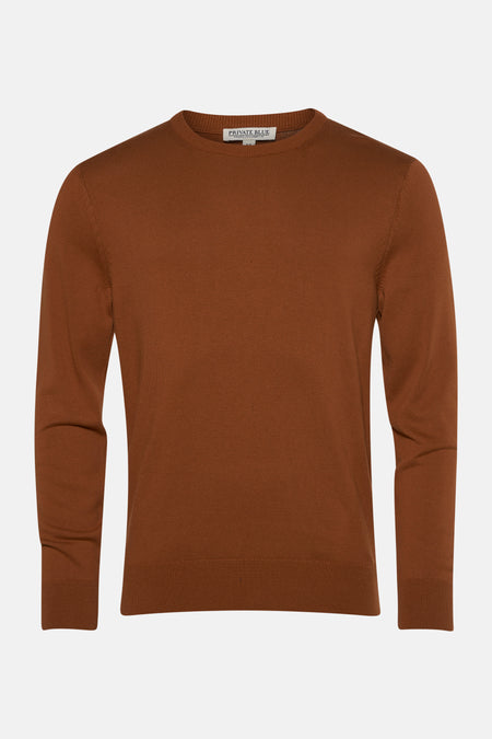 Bruin pull met ronde hals van PRIVATE BLUE, in effen ribgebreid op een neutrale achtergrond.