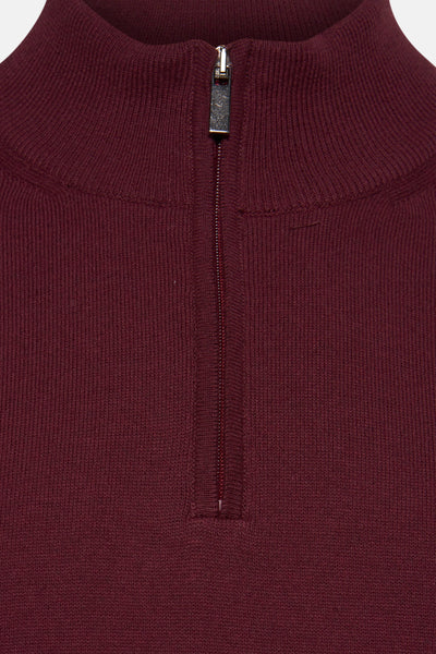 Pull à col rond bordeaux de Private Blue, avec fermeture éclair partielle et texture tricotée.