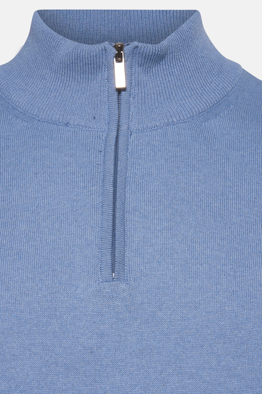 Lichtblauwe rondehals trui van PRIVATE BLUE, met zilveren ritssluiting aan de voorkant.