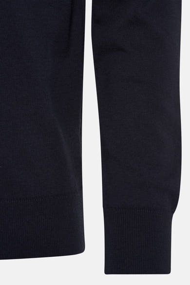 Pull bleu à col rond de PRIVATE BLUE, en tricot fin avec finitions côtelées aux poignets et à l'ourlet.