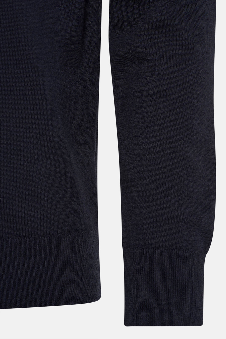 Pull bleu à col rond de PRIVATE BLUE, en tricot fin avec finitions côtelées aux poignets et à l'ourlet.