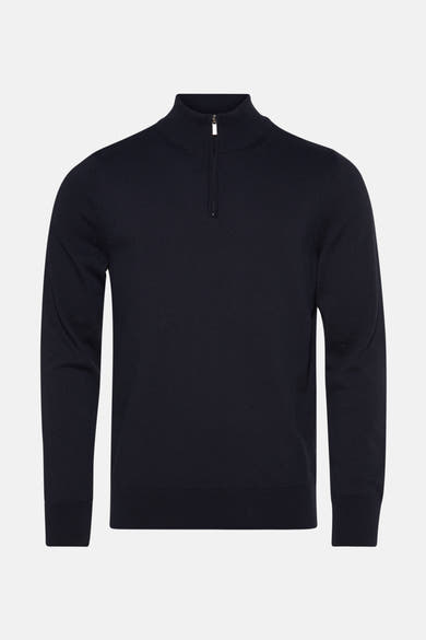Pull à col rond bleu de PRIVATE BLUE avec fermeture éclair partielle sur fond uni.