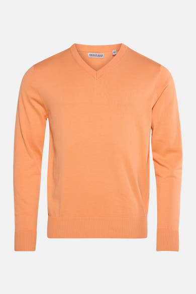 Pull col V rose de PRIVATE BLUE, en maille fine unie, sur fond neutre.