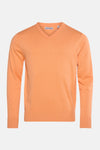 Pull col V rose de PRIVATE BLUE, en maille fine unie, sur fond neutre.