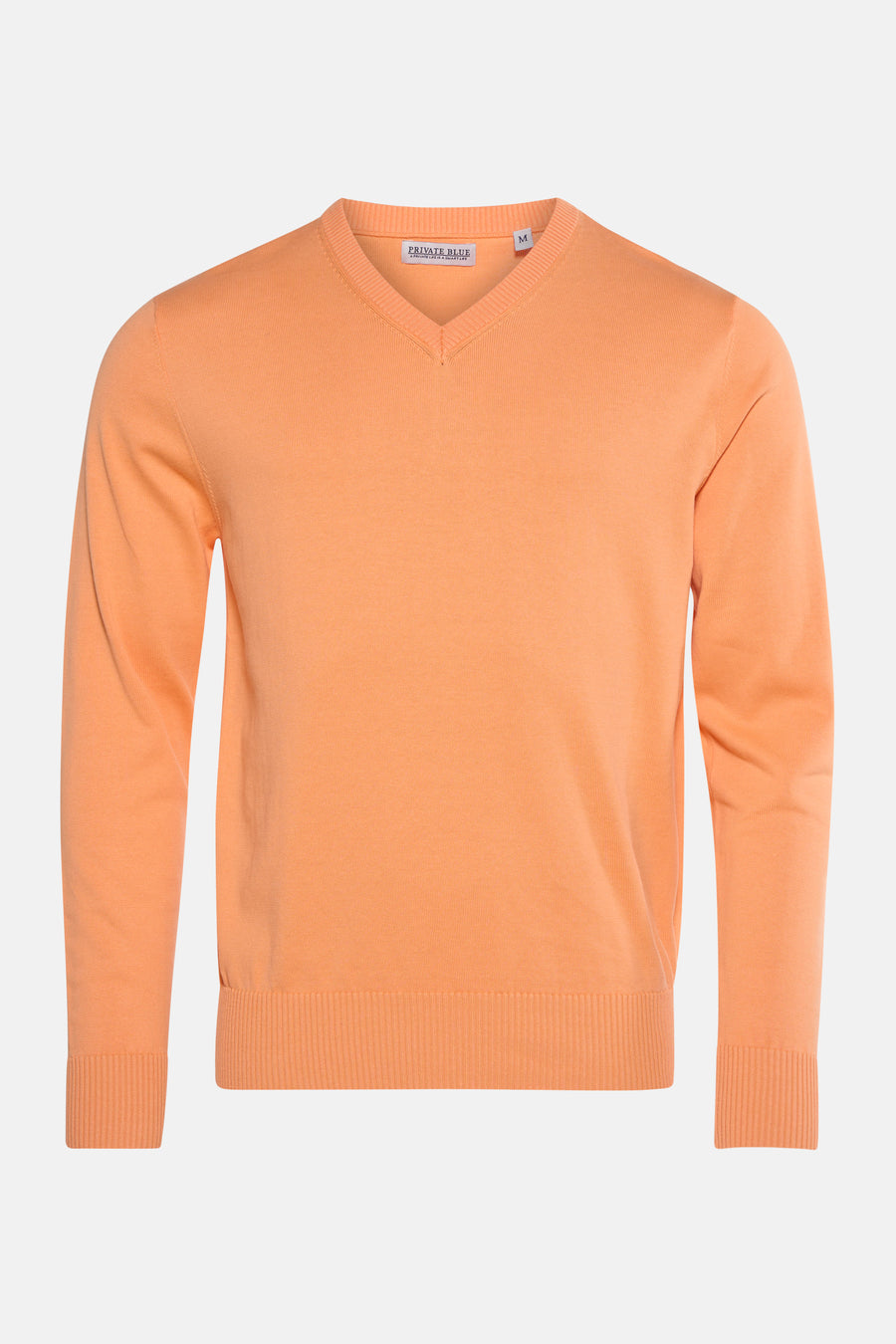 Pull col V rose de PRIVATE BLUE, en maille fine unie, sur fond neutre.