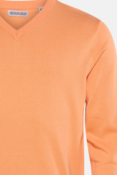 Pull col V rose de PRIVATE BLUE en maille fine, avec un col en V côtelé.
