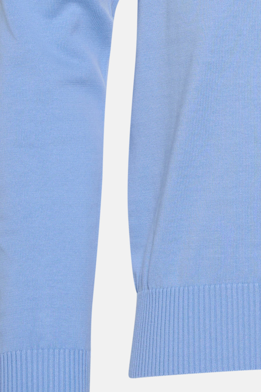 V-hals trui in effen blauw van PRIVATE BLUE in fijne gebreide stof, geribbelde textuurdetails aan de uiteinden.