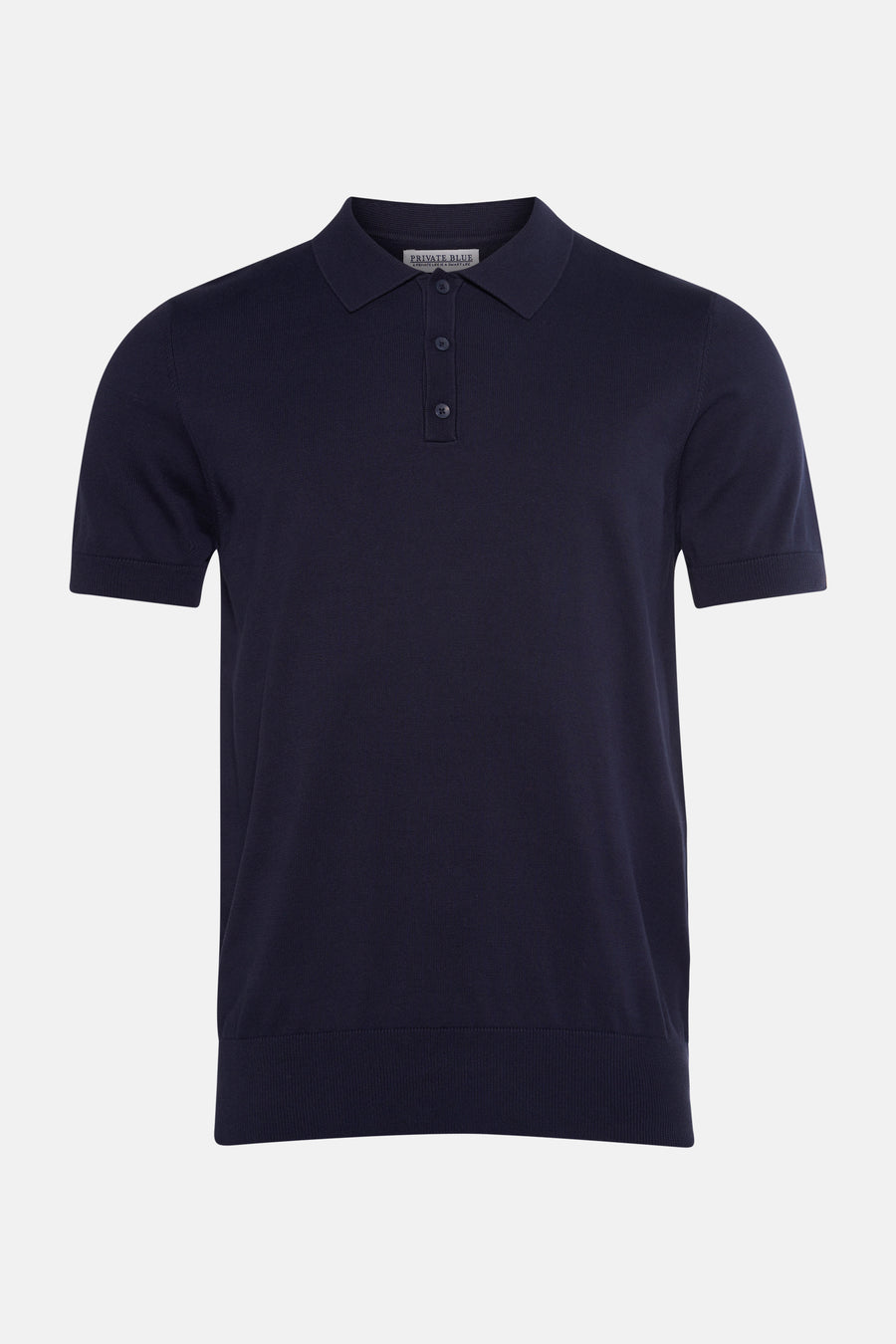 Polo bleu marine en maille, de PRIVATE BLUE, avec patte de boutonnage classique et manches courtes.