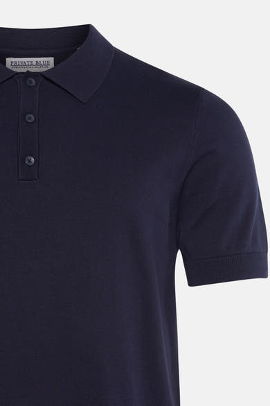 Pull col V bleu marine de Private Blue, en maille fine avec patte de boutonnage partielle.