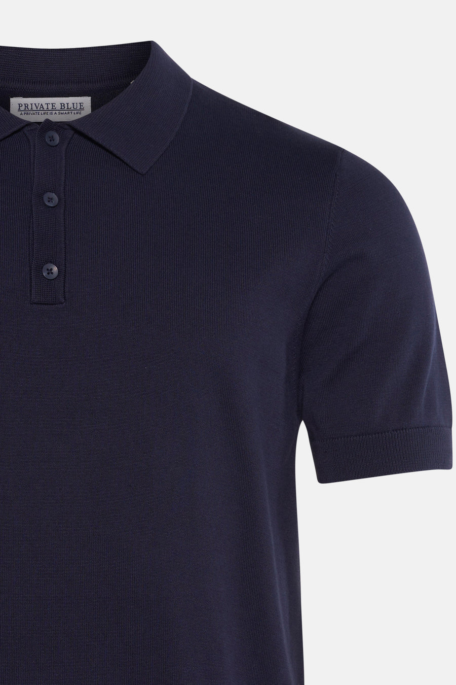 Pull col V bleu marine de Private Blue, en maille fine avec patte de boutonnage partielle.