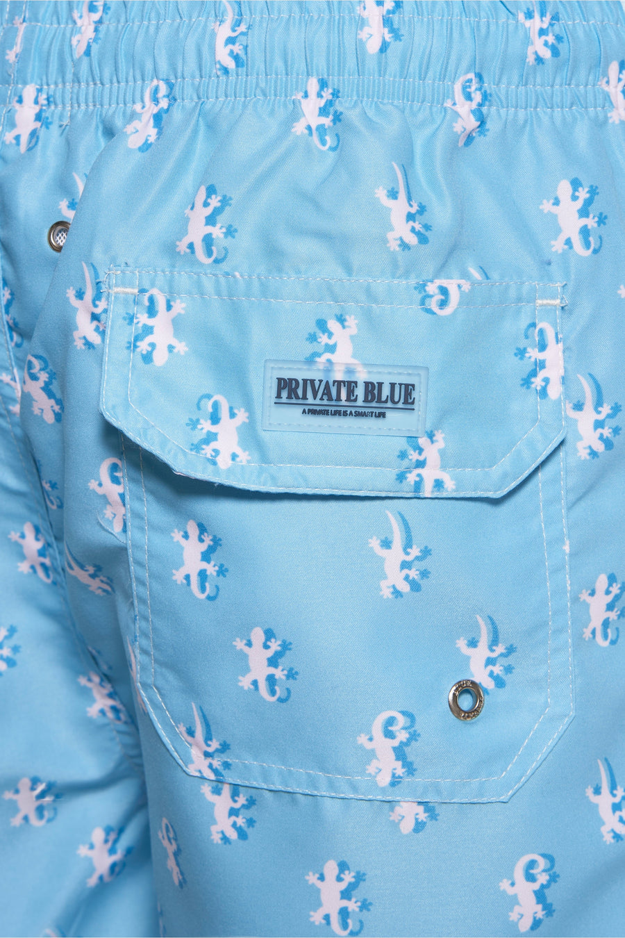 Short de bain turquoise de PRIVATE BLUE, motif lézard blanc, poche arrière avec logo de la marque.