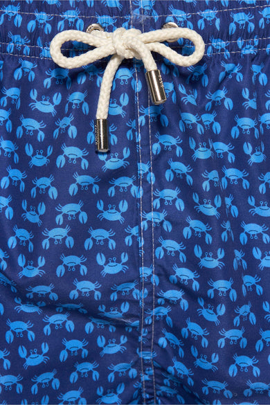 Short de bain bleu de PRIVATE BLUE, motif crabe, cordon de serrage blanc et finitions argentées.
