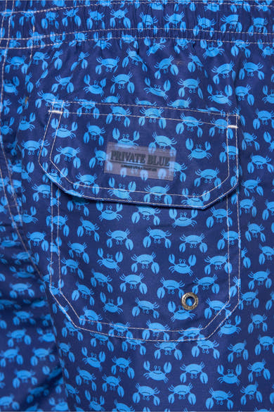 Short de bain bleu de PRIVATE BLUE, avec un motif de crabes bleu clair, poche plaquée sur le côté.