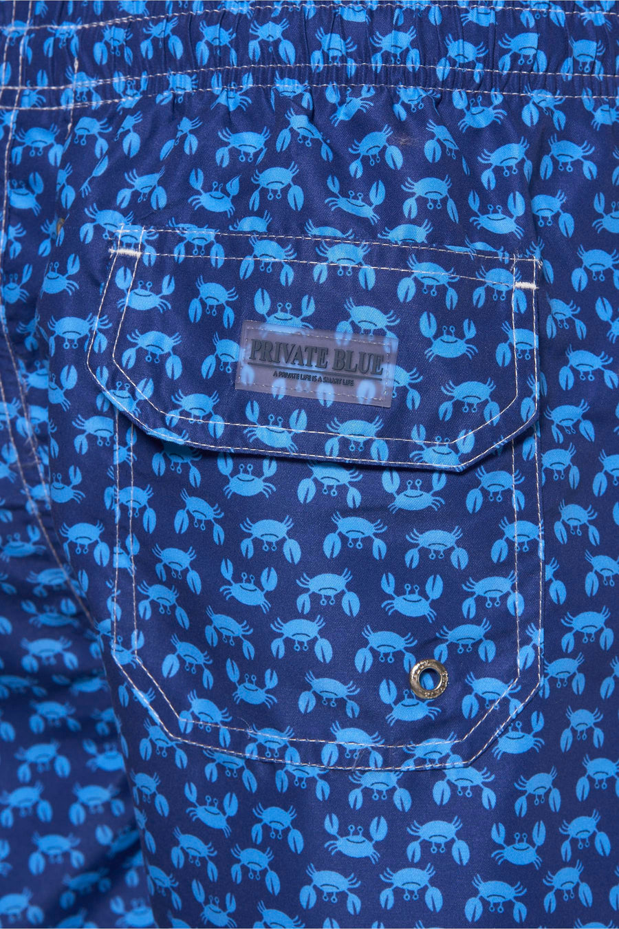 Short de bain bleu de PRIVATE BLUE, avec un motif de crabes bleu clair, poche plaquée sur le côté.
