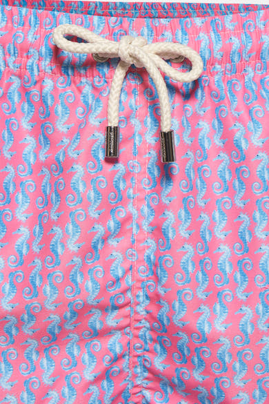 Short de bain multicolore de PRIVATE BLUE, motif de petits hippocampes bleus sur fond rose, cordon blanc.