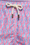 Short de bain multicolore de PRIVATE BLUE, motif de petits hippocampes bleus sur fond rose, cordon blanc.