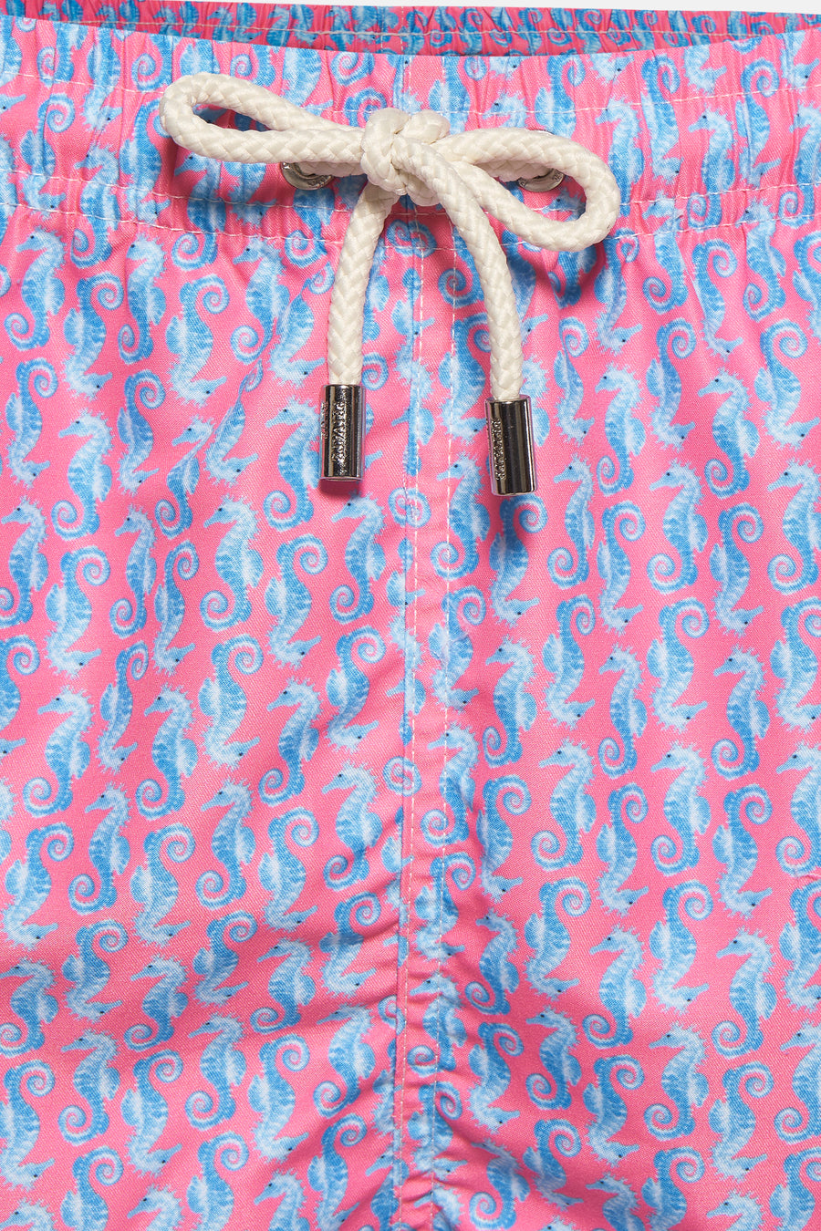 Short de bain multicolore de PRIVATE BLUE, motif de petits hippocampes bleus sur fond rose, cordon blanc.