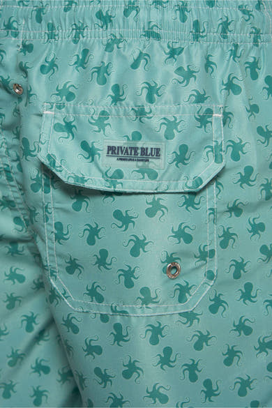 Short de bain vert de PRIVATE BLUE avec un motif de pieuvres ton sur ton et une poche arrière boutonnée.