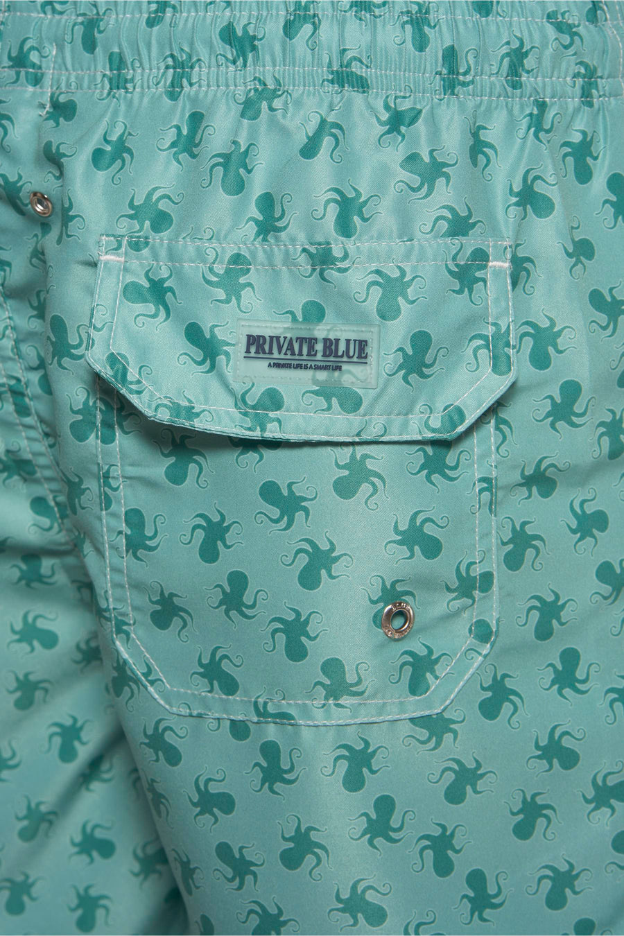 Short de bain vert de PRIVATE BLUE avec un motif de pieuvres ton sur ton et une poche arrière boutonnée.