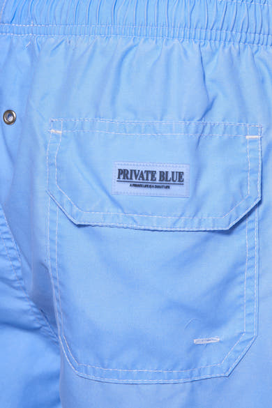Blauwe zwembroek van PRIVATE BLUE, met opgestikte zak en witte stikseldetails.