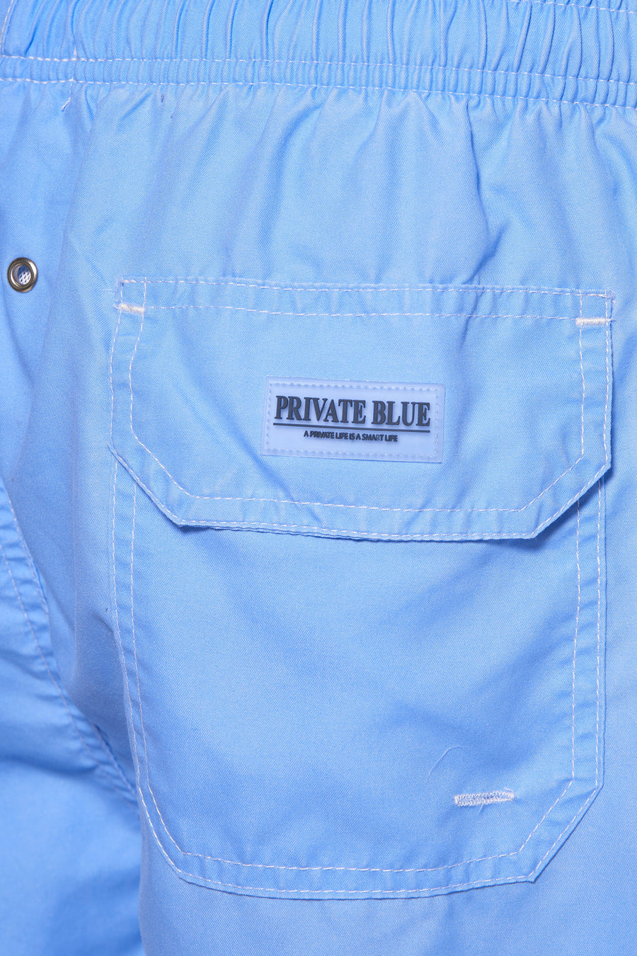 Blauwe zwembroek van PRIVATE BLUE, met opgestikte zak en witte stikseldetails.