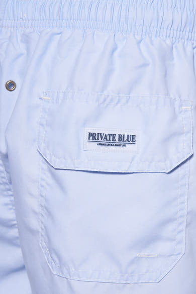 Short de bain bleu clair de PRIVATE BLUE, avec poche arrière passepoilée et taille élastique.