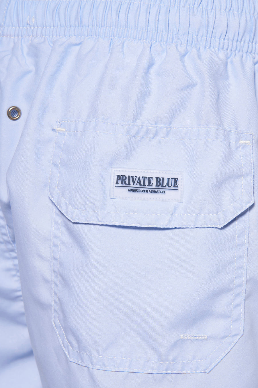 Short de bain bleu clair de PRIVATE BLUE, avec poche arrière passepoilée et taille élastique.