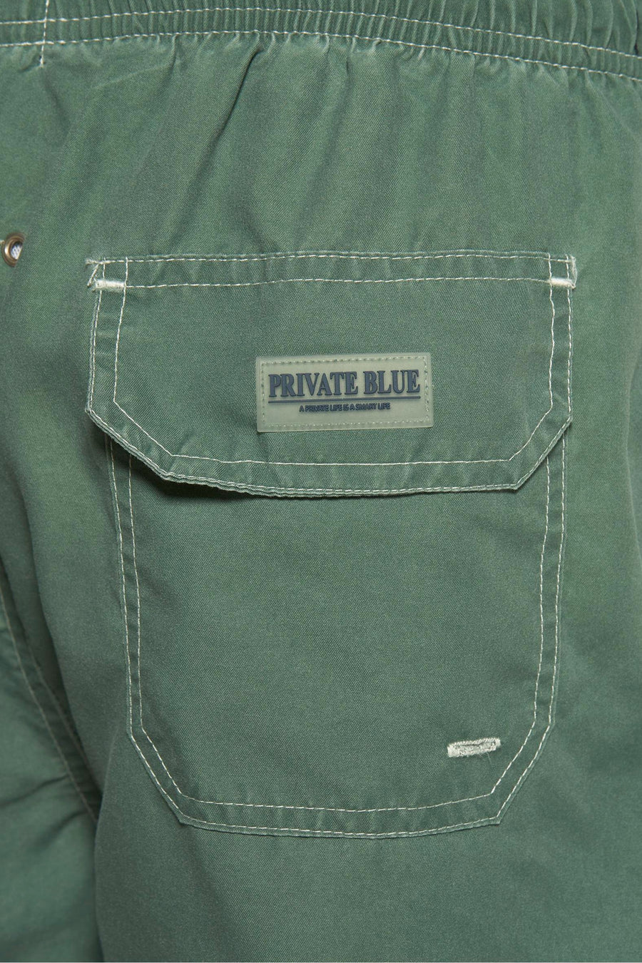 Short de bain vert par PRIVATE BLUE, avec une poche plaquée ornée d'un logo.