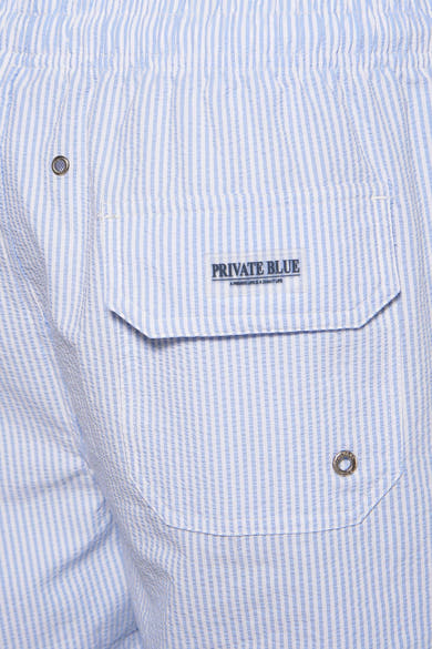 Short de bain bleu rayé par PRIVATE BLUE, avec une poche plaquée sur le côté.