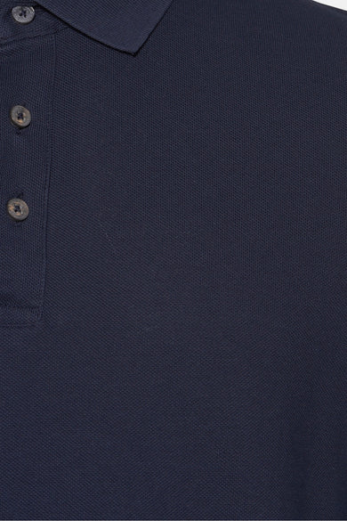 Polo bleu foncé à manches courtes de PRIVATE BLUE, avec une texture piquée et boutons ton sur ton.