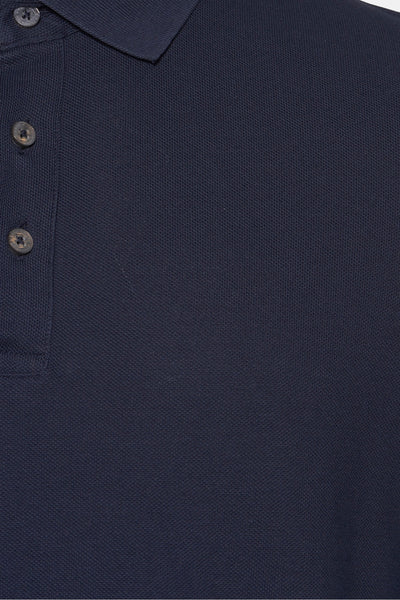 Polo bleu foncé à manches courtes de PRIVATE BLUE, avec une texture piquée et boutons ton sur ton.